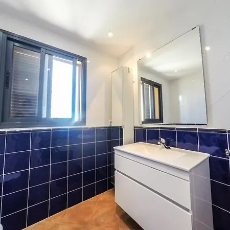 Miramar Stunning Sea View - 2 Bedrooms, Wifi, Pool בית נופש